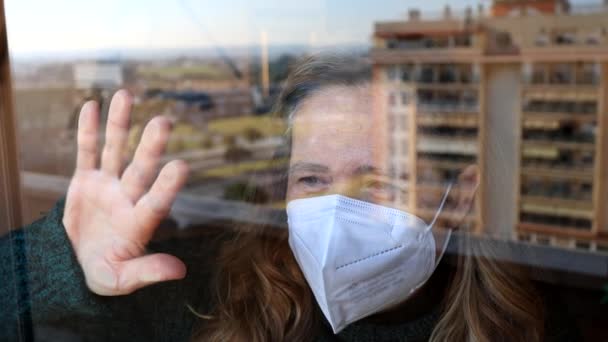 Уэльва Испания Января 2022 Года Женщина Изолированная Коронавирусом Ковид Смотрит — стоковое видео