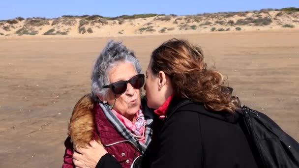 Una Mujer Madura Besa Abraza Anciana Madre Playa — Vídeos de Stock