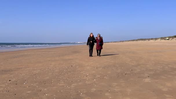 Una Mujer Madura Caminando Con Anciana Madre Junto Playa Otoño — Vídeo de stock