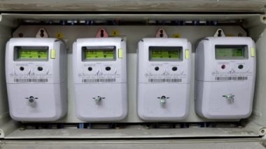 Huelva, İspanya - 6 Mart 2022: İspanyol Endesa şirketinin modern akıllı konut dijital elektrik besleme sayaçlarına yakın çekim