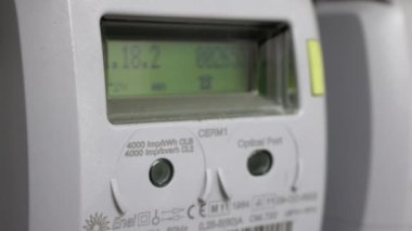Huelva, İspanya - 6 Mart 2022: İspanyol Endesa şirketinin modern akıllı konut dijital elektrik besleme sayaçlarına yakın çekim