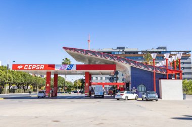 Huelva, İspanya - 6 Mart 2022 Cepsa benzin istasyonu. Cepsa adlı uluslararası şirketin servis ve araç yakıt ikmal istasyonu.