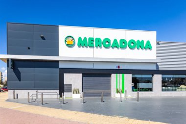 Huelva, İspanya - 6 Mart 2022: Bir Mercadona mağazası manzarası. Mercadona, Valencia 'da kurulan bir İspanyol aile süpermarket zinciri. Mağazalarında barkod kullanan ilk İspanyol şirketiydi.