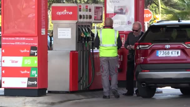 Huelva Hiszpania Marca 2022 Widok Pompy Benzynowej Stacji Benzynowej Tankującym — Wideo stockowe
