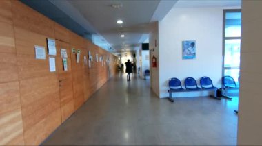 Huelva, İspanya - 9 Mart 2022: Coronavirus Covid-19 nedeniyle neredeyse boş sağlık merkezi