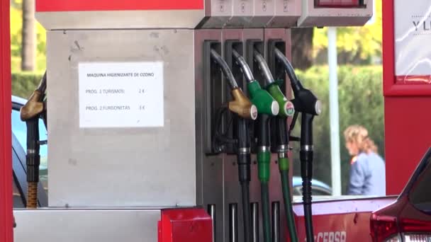 スペインのウエルバ 2022年3月10日 サービスステーション内のガソリンポンプのポンプノズル — ストック動画