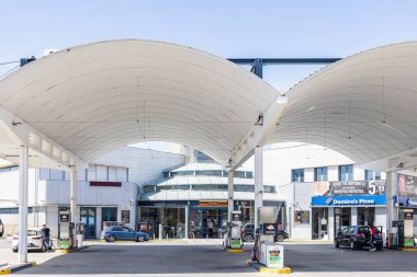 Huelva, İspanya - 6 Mart 2022: Repsol benzin istasyonu. Çok uluslu Repsol şirketinin hizmet ve araç yakıt ikmal istasyonu 