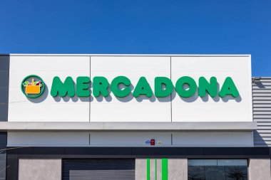 Huelva, İspanya - 6 Mart 2022: Bir Mercadona mağazası manzarası. Mercadona, Valencia 'da kurulan bir İspanyol aile süpermarket zinciri. Mağazalarında barkod kullanan ilk İspanyol şirketiydi.