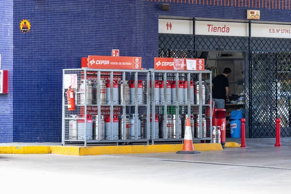 Huelva, İspanya - 10 Mart 2022: Bütan ve propan tüpleri bir benzin istasyonunda satışa sunuldu