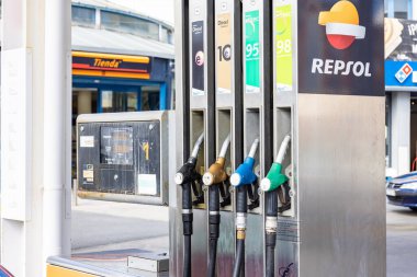 Huelva, İspanya - 6 Mart 2022 Repsol benzin istasyonunda bir benzin pompasının hortumlarını pompala