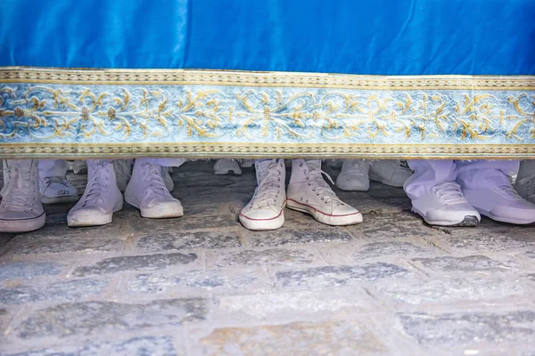 Bakirenin Platformu Altında Costalero Taşıyıcılarının Beyaz Ayakkabıları Kutsal Bir Haftayla — Stok fotoğraf