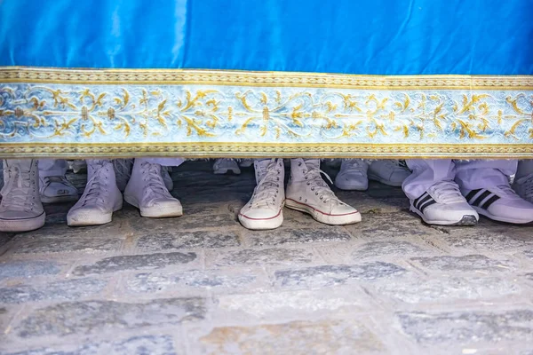 西班牙 韦尔瓦 2022年4月10日 在圣周游行中 在城市街道上的处女座下 穿着白色长统袜的人的鞋子 该平台名为 Paso Semana Santa — 图库照片