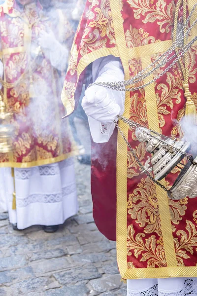 圣周游行中的祭祀男孩或侍从摇动香炉以产生浓烟和香味 — 图库照片