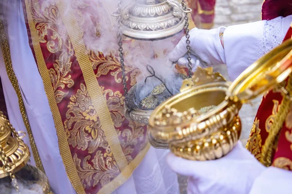 祭壇の少年の手の詳細やお香で一人の検閲官を埋める神聖な週の行列でアクロレート — ストック写真