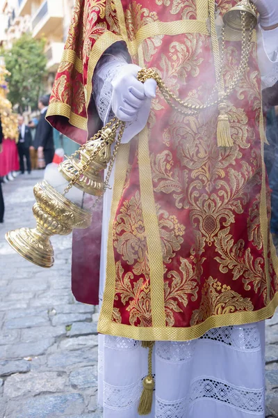 Altar Boy Acolyte Holy Week Procession Shaking Censer Produce Smoke — Stockfoto