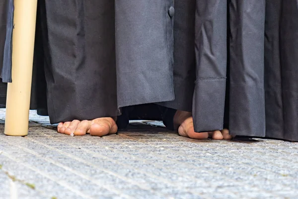 Nazarene Penitent Black Clothes Doing His Penance Station Bare Feet — Stockfoto