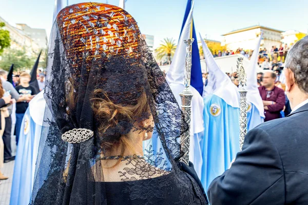後ろから見た黒いスペインのマンティラとペニネタ 装飾櫛 を持つ女性の頭の詳細は 聖週間の行列 — ストック写真