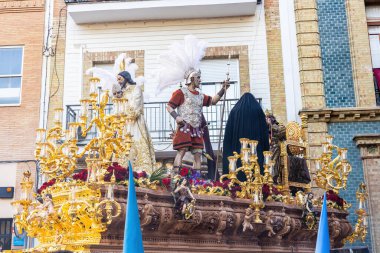 Huelva, İspanya - 14 Nisan 2022: Lordumuzun (prendimiento) şehrin dar sokaklarında geçit töreninde tutuklanması için taht veya platform