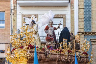 Şehrin dar sokaklarında efendimizin (prendimiento) tutuklanması için taht ya da platform