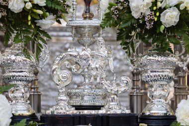 Kutsal bir hafta platformu veya tahtta oturan gümüş melek şeklindeki kapı tokmağının ayrıntıları.