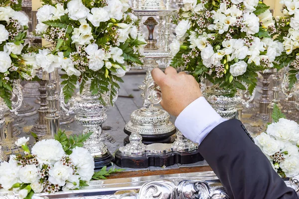 Tam da kardeşliğin ustabaşının Kutsal Hafta platformunu ya da tahtı kaldırmak için vurduğu anda kapı tokmağının ayrıntıları.