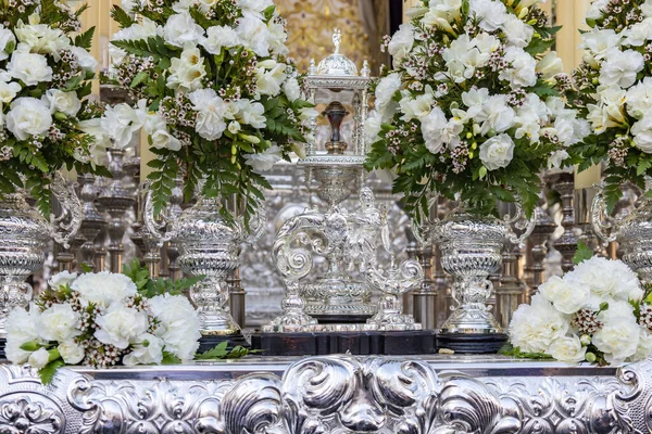 Kutsal bir hafta platformunda ya da tahtta oturan gümüş melek şeklindeki kapı tokmağının ayrıntıları.