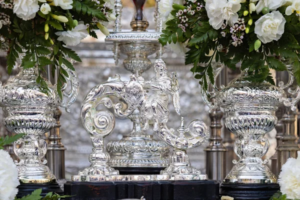 Kutsal bir hafta platformu veya tahtta oturan gümüş melek şeklindeki kapı tokmağının ayrıntıları.