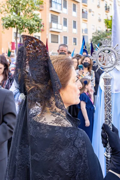 2022年4月15日 西班牙 Huelva 一名妇女 头戴黑色西班牙式的护花使者和佩内塔 装饰梳子 参加圣周游行 — 图库照片