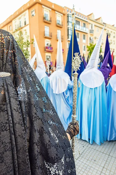 Siyah İspanyol mantilla ve peineta (süs tarağı) taşıyan bir kadının kafasının ayrıntıları, bir kutsal hafta töreninde arkadan görüldü.