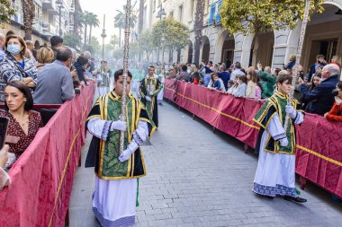 Huelva, İspanya - 13 Nisan 2022: Vaiz çocuk ya da rahip yardımcısı
