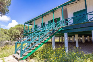 İngiliz Halkı Evi, 19. yüzyılın sonunda Punta Umbria 'daki madencilik şirketi tarafından uygulanan bir inşaat modelidir. Isı ve nemi kontrol altına almak için sütunlar tarafından destekleniyor.
