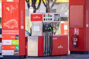 Huelva, İspanya - 19 Mart 2022: Cepsa benzin istasyonunda bir benzin pompasının hortumlarını pompala