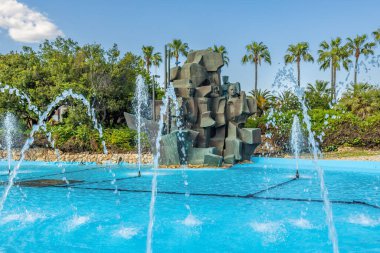 Huelva, İspanya - 24 Nisan 2022: Huelva Anıtı (Fuente del V Centenario) 5. yüzüncü çeşme, halk arasında eşek çeşmesi olarak bilinir.