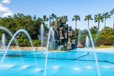 Huelva, İspanya - 24 Nisan 2022: Huelva Anıtı (Fuente del V Centenario) 5. yüzüncü çeşme, halk arasında eşek çeşmesi olarak bilinir.