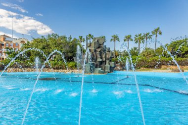 Huelva, İspanya - 24 Nisan 2022: Huelva Anıtı (Fuente del V Centenario) 5. yüzüncü çeşme, halk arasında eşek çeşmesi olarak bilinir.