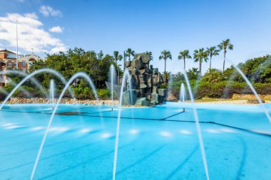 Huelva, İspanya - 24 Nisan 2022: Huelva Anıtı (Fuente del V Centenario) 5. yüzüncü çeşme, halk arasında eşek çeşmesi olarak bilinir.