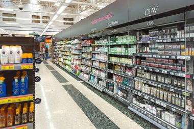 Huelva, İspanya - 10 Mayıs 2022: Süpermarkette cilt bakımı