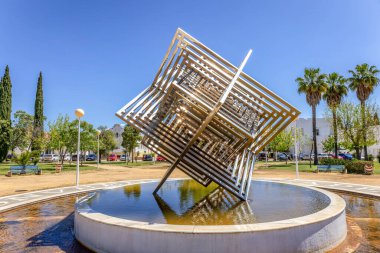 Huelva Üniversitesi 'nin El Carmen Kampüsü' nün bahçesinde paslanmaz çelik küp heykeli..