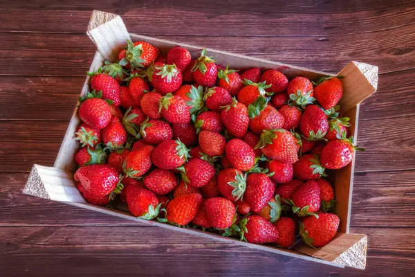 Eine Schachtel Erdbeeren Auf Einem Holztisch — Stockfoto