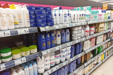 Huelva, İspanya - 10 Mayıs 2022: Nivea gövde şişeleri bir süpermarketin rafında