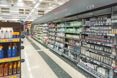 Huelva, İspanya - 10 Mayıs 2022: Süpermarkette cilt bakımı