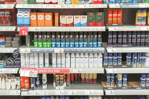Huelva, İspanya - 10 Mayıs 2022: Gillette Skin Ultra Duyarlı ve Carrefour marka bir markette tıraş olmak için krema