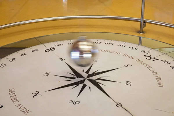 Foucault Pendulum Swinging Compass Rose Pendulum Blurred Movement Text Latin — Foto de Stock