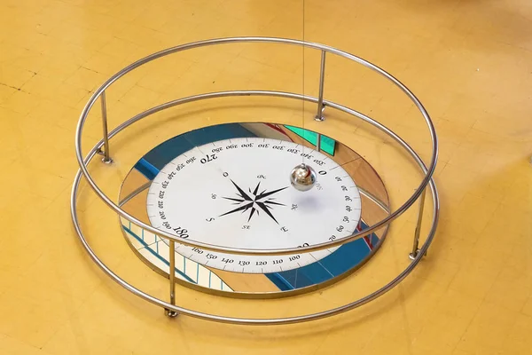 Long Exposure Photography Foucault Pendulum Swinging Compass Rose Pendulum Blurred — Fotografia de Stock