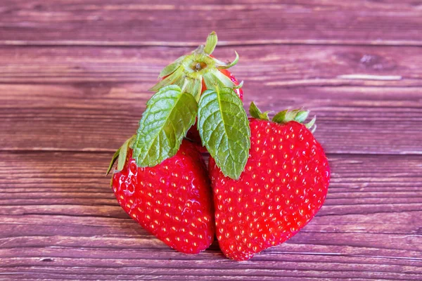 Frische Erdbeeren Auf Einem Holztisch — Stockfoto