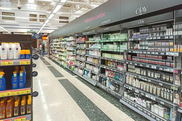 Huelva, İspanya - 10 Mayıs 2022: Süpermarkette cilt bakımı