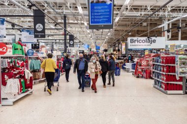 Huelva, İspanya - 5 Aralık 2020: Holea Alışveriş Merkezi 'ndeki Carrefour hipermarketinde. Holea, Huelva 'da 2013 sonlarında açılan büyük bir alışveriş merkezidir. Holea açık bir alışveriş merkezidir.