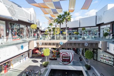 Huelva, İspanya - 5 Ocak 2020 Holea Alışveriş Merkezi. Holea, Huelva 'da 2013 sonlarında açılan büyük bir alışveriş merkezidir. Holea açık bir alışveriş merkezidir.
