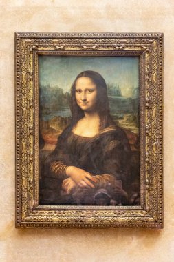 Paris, Fransa - 18 Mart 2018: Mona Lisa, La Gioconda ya da La Joconde olarak da bilinir, 16. yüzyıl portresi Leonardo da Vinci tarafından Floransa, İtalya 'da yapıldı. Paris Louvre Müzesi 'nde sergilendi