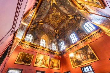 Paris, Fransa - 18 Mart 2018: Paris Louvre Müzesinin dekore edilmiş tavanının ayrıntıları